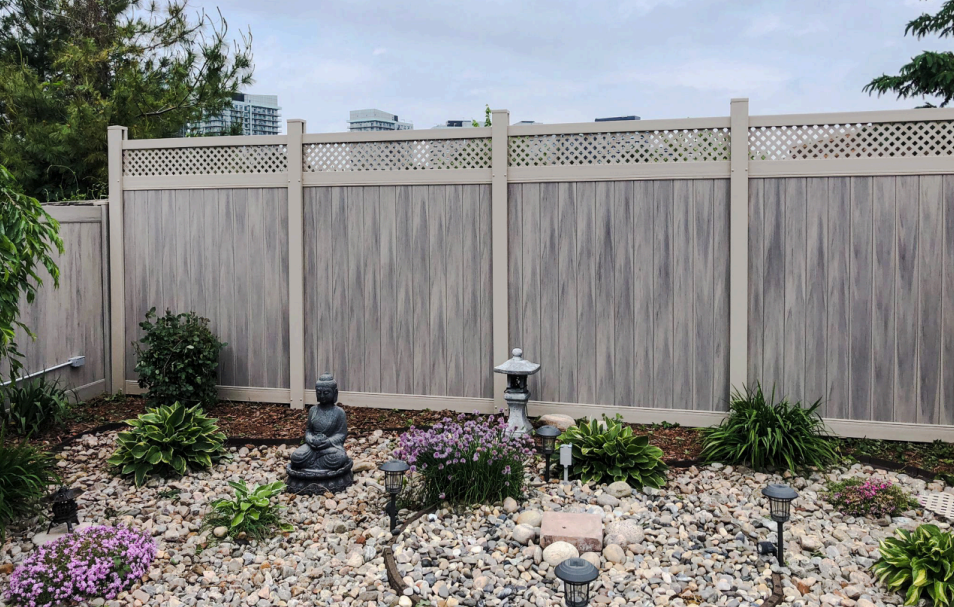 Tan vinyl fence with decorative lattice top in a Southeast Florida garden