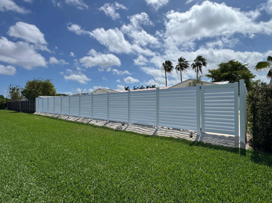 White vinyl semi-privacy fence with decorative lattice top in Southeast Florida